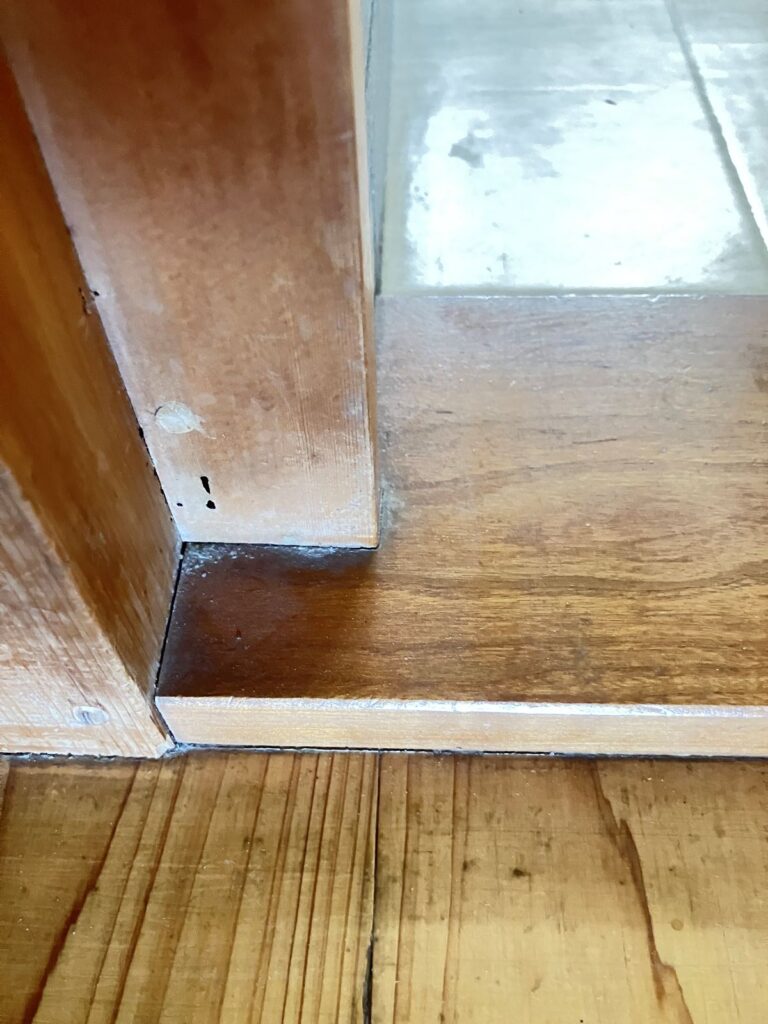 柱の木部に見られる小さな穴