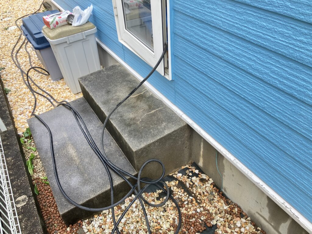 四日市市まきの木台の木造住宅で、基礎にくっつけて作られた勝手口のコンクリートの叩きと、その上の水切り