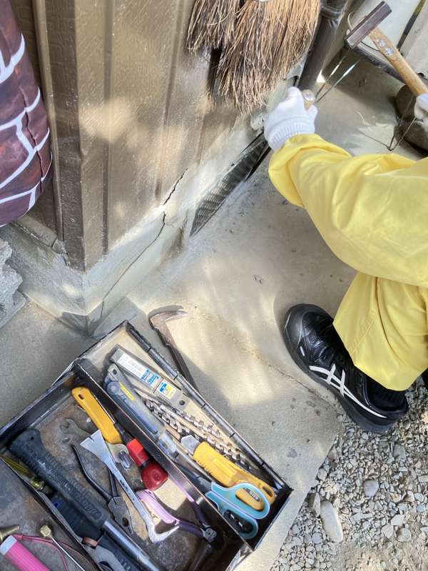 津市藤枝町の住宅で、離れのトイレの外側の基礎にある通気口を床下まで通す作業