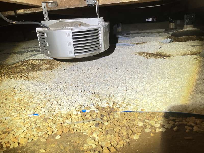 津市藤枝町の住宅の床下。以前の工事で敷いた床下調湿剤